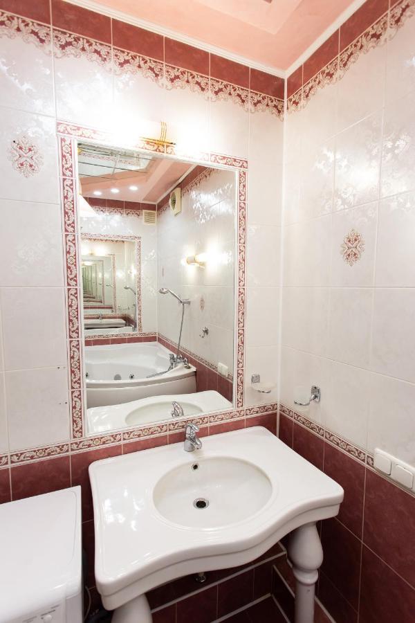 центр. вулиця липова. 3 кімнати Apartment Ternopil
