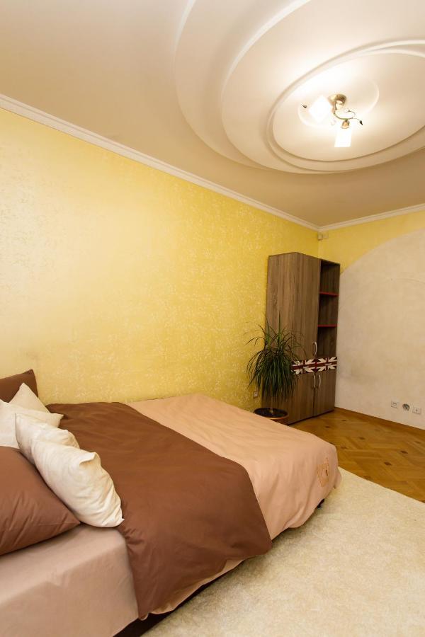 центр. вулиця липова. 3 кімнати Apartment *