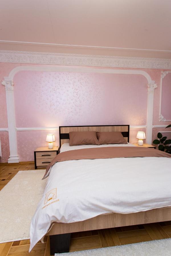 центр. вулиця липова. 3 кімнати Apartment *